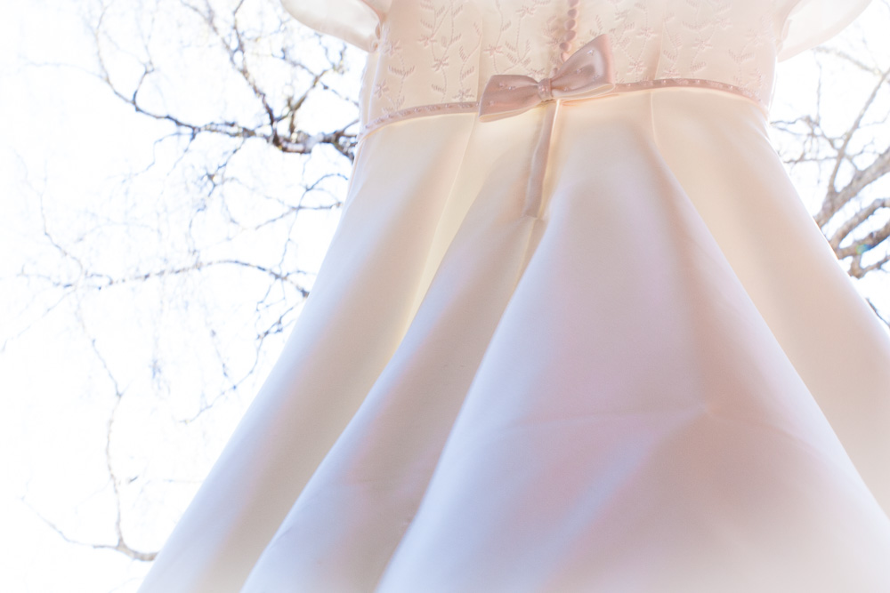 Sneak peek weddings - Detaljbild brudklänningen | photobymj.se