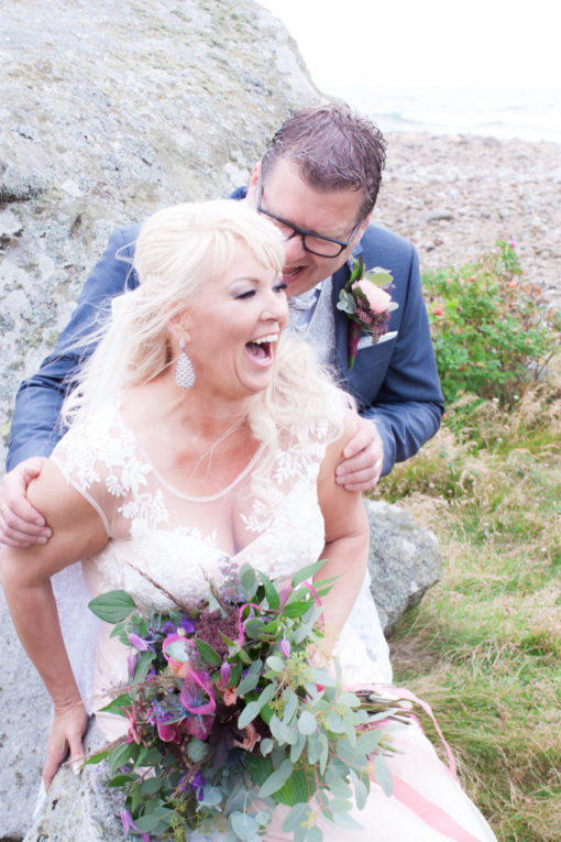 Ett sommarbröllop vid havet och ett charmigt brudpar!- Vackra porträtt brudparet! | www.photobymjse.se
