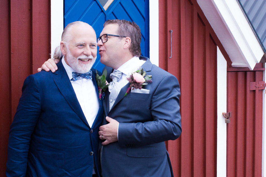 Sneak peek weddings - porträtt brudgum med best man | photobymj.se