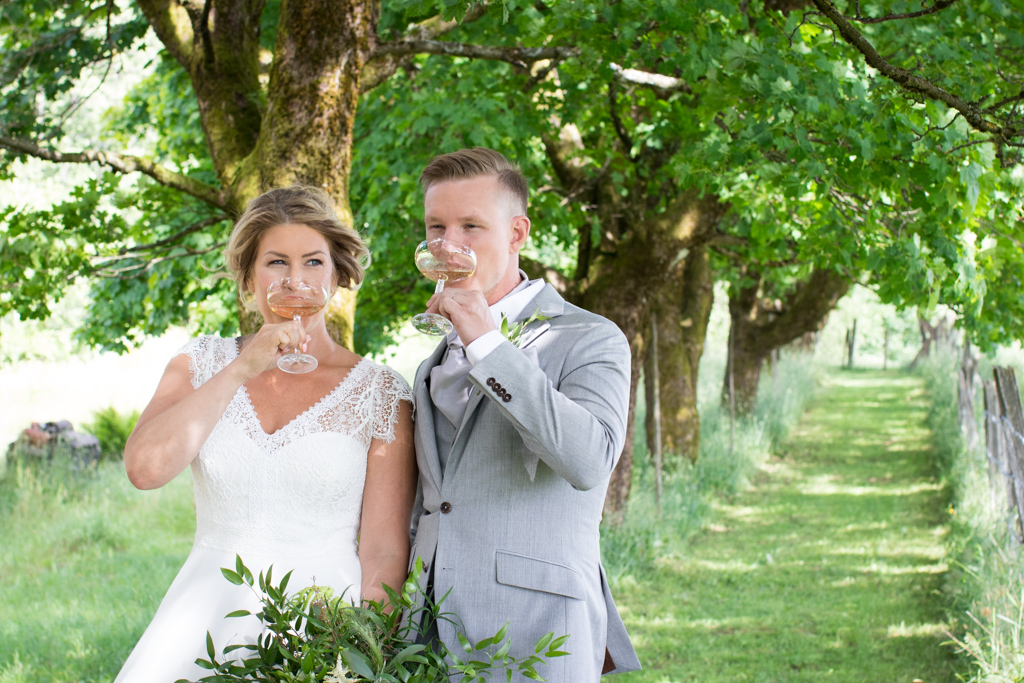 Grön Fotografering - Brudparet tar sin brudskål | photobymj.se