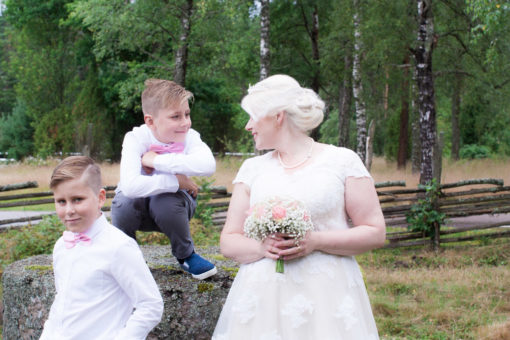 En bröllopsfotografering i Smålands djupa skogar!- Barn på bröllop! | www.photobymj.se