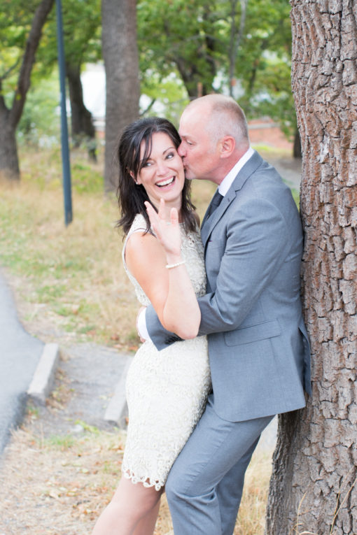 Underbara bröllopsporträtt i snålblåsten på Kastellholmen - Porträttbilder av brudparet | https://photobymj.se