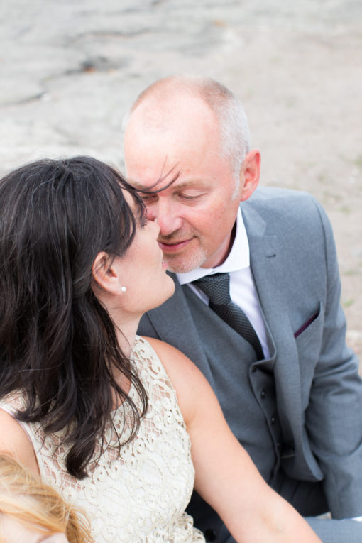 Underbara bröllopsporträtt i snålblåsten på Kastellholmen - Porträttbilder av brudparet | https://photobymj.se